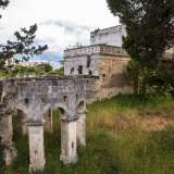 Nel giardino, che circonda tutto l�edificio, notiamo anche una graziosa struttura decorativa in pietra...